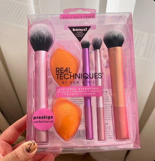 Real Techniques Brush Set With Beauty Blender